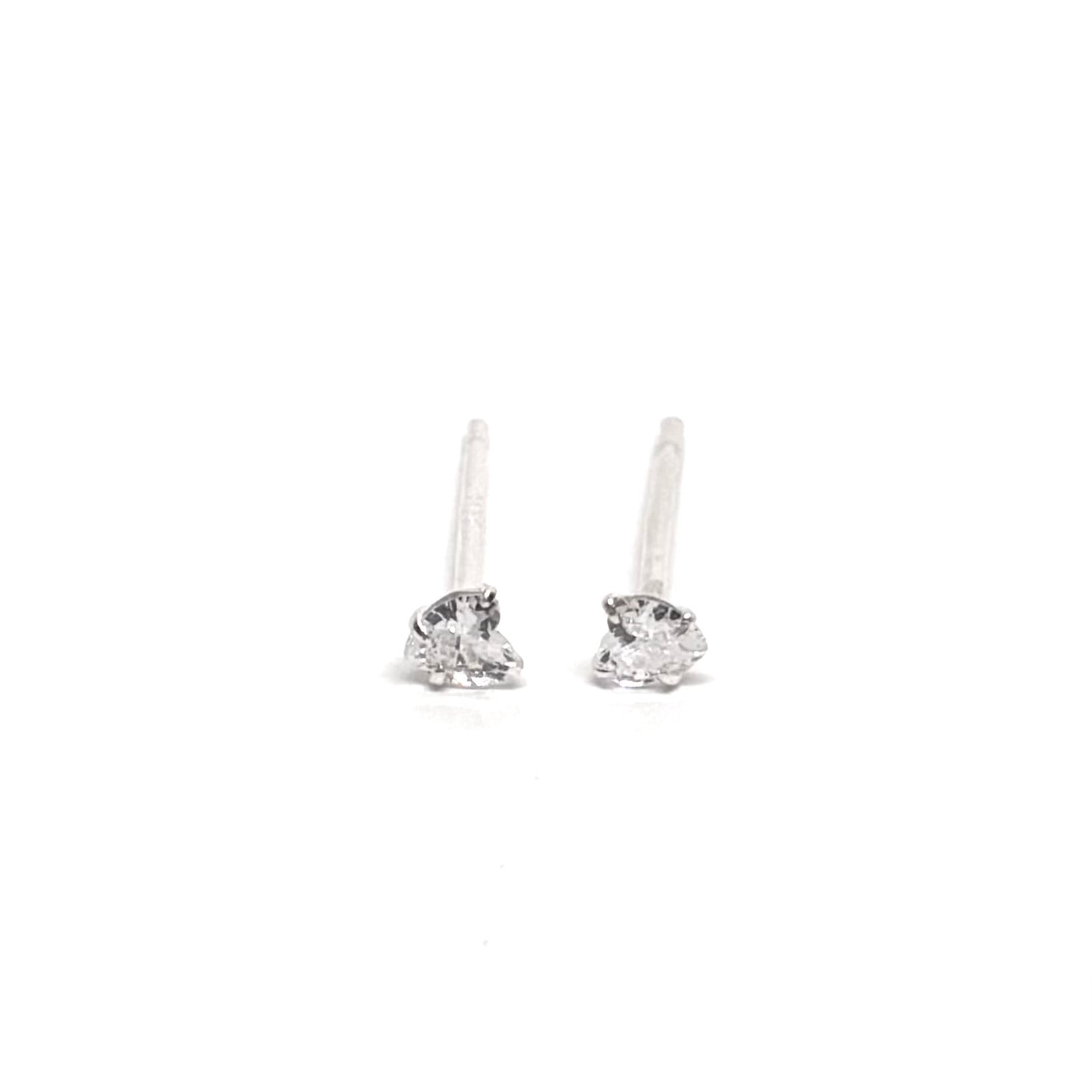 Boucles d’oreilles puces femme en argent sterling 925 ornées d’un zircon en forme de cœur de 3 mm. Bijou romantique et raffiné, symbole d’amour, de tendresse et de féminité. Accessoire délicat et intemporel, idéal pour un look élégant, un cadeau romantique ou une tenue de tous les jours. Argent massif hypoallergénique et durable, avec zircon scintillant pour une brillance longue durée. Parfait pour femme recherchant un bijou cœur fin, discret et lumineux.